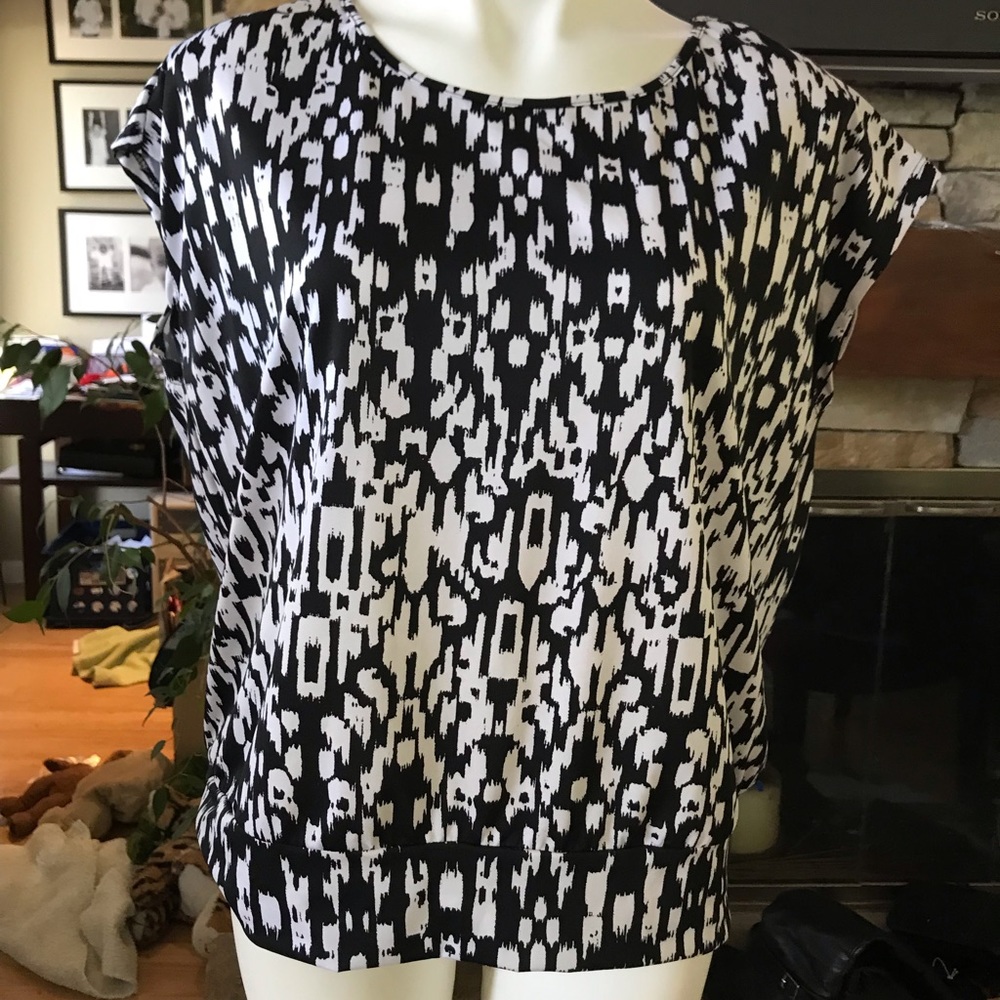 Graphic print b&w blouse